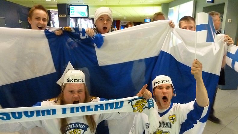 Nämä Leijonafanit uskoivat vahvasti Suomen voittoon. Heillä oli hyvä meininki ennen pelin alkua.