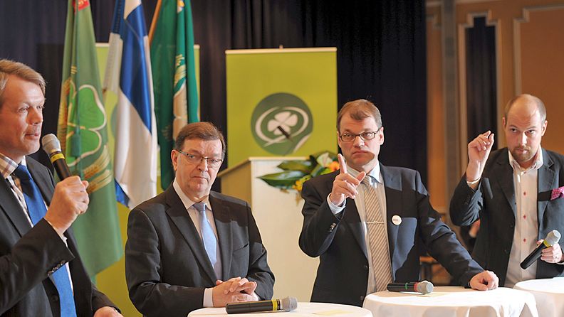 Keskustan puheenjohtajaehdokkaat Timo Kaunisto, Paavo Väyrynen, Juha Sipilä ja Tuomo Puumala keskustan puoluevaltuuston kokouksessa Helsingissä 28. huhtikuuta 2012.