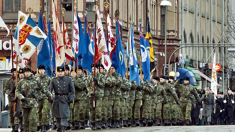 Itsenäisyyspäivän valtakunnallisen sotilasparaatin ohimarssi Hämeenkadulla Tampereella 6. joulukuuta 2011.