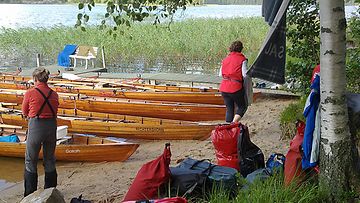 16 hengen saksalainen ryhmä saapui kanooteilla Leppävirralla Sulasvedellä saaressa sijaitsevan kesämökin pihaan 13.7.2011. Kuva: Juhani Immonen
