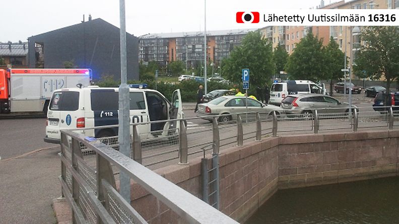 Helsingin poliisi joutui kunnon ajojahtiin yrittäessään pysäyttää liikenteestä poistetun henkilöauton matkan Herttoniemessä 16.6.2013.