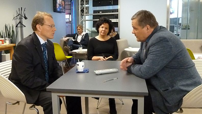 AKT:n puheenjohtaja Timo Räty valmistatuu Huomenta Suomen haastatteluun 12.3.2012.