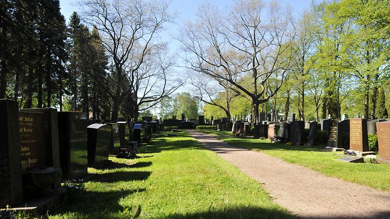 Hautakivirivistöjä Hietaniemen hautausmaalla Helsingissä 23. toukokuuta 2012.