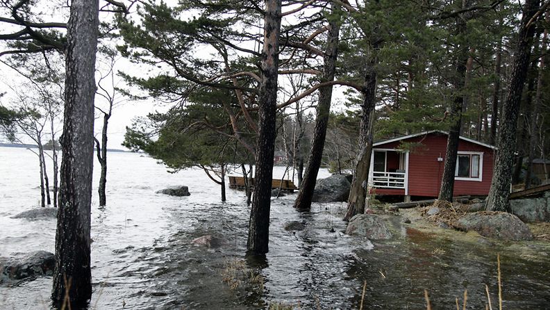 Kesämökki tulvan saartamana Hästholmissa Loviisassa vuonna 2005.
