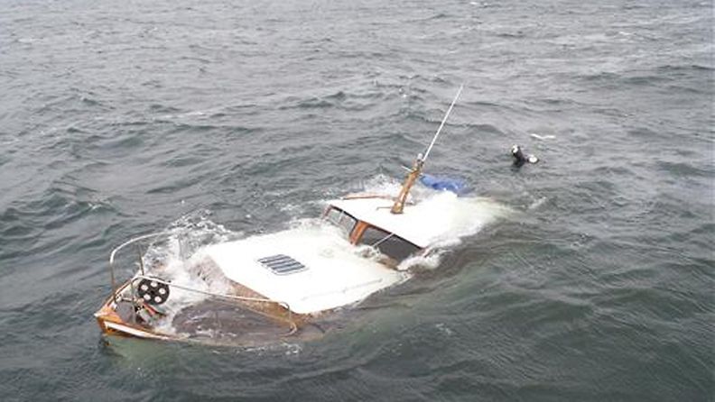 Vene upposi Ahvenanmaalla – kolme ihmistä ja koira pelastettiin merestä  