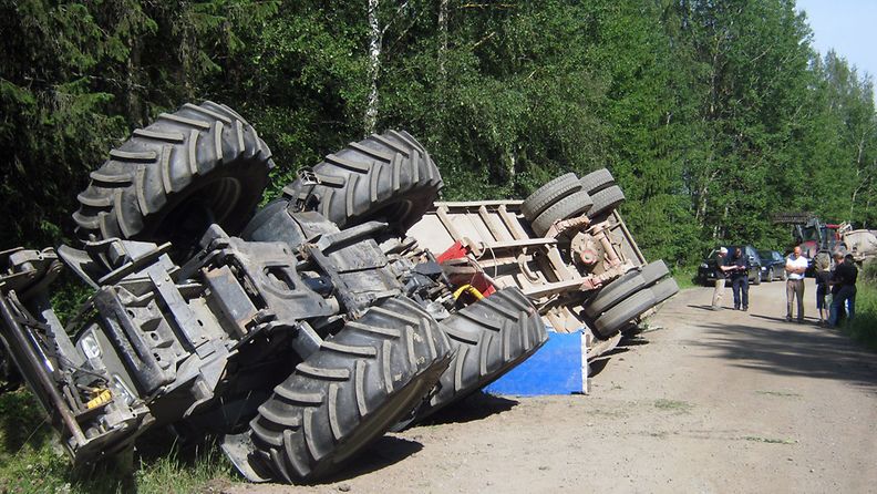 Porsaskuormaa kuljettanut traktorin ja peräkärryn yhdistelmä kaatui Isossakyrössä 19. heinäkuuta 2012. 