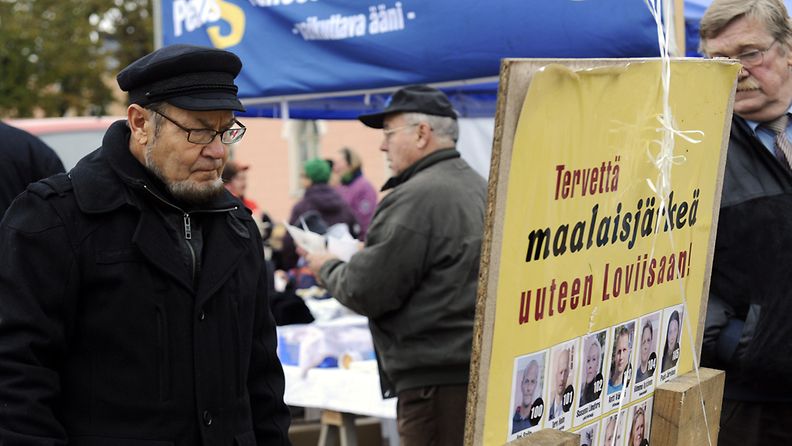Puolueitten kampanjointia Loviisan torilla vuonna 2009.