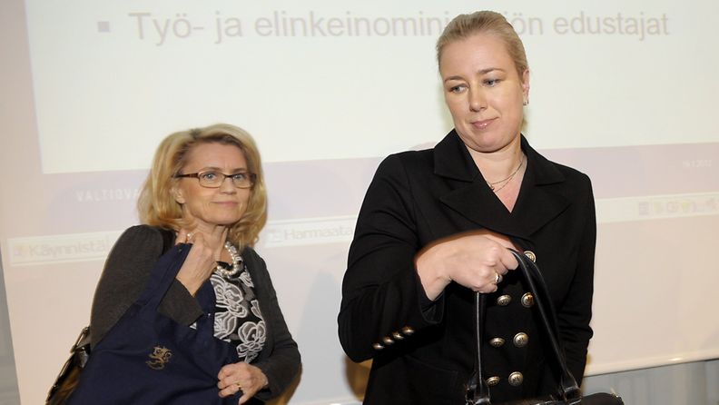 Sisäministeri Päivi Räsänen ja valtiovarainministeri Jutta Urpilainen harmaan talouden ja talousrikollisuuden torjuntaohjelman tiedotustilaisuudessa 19. tammikuuta 2012.