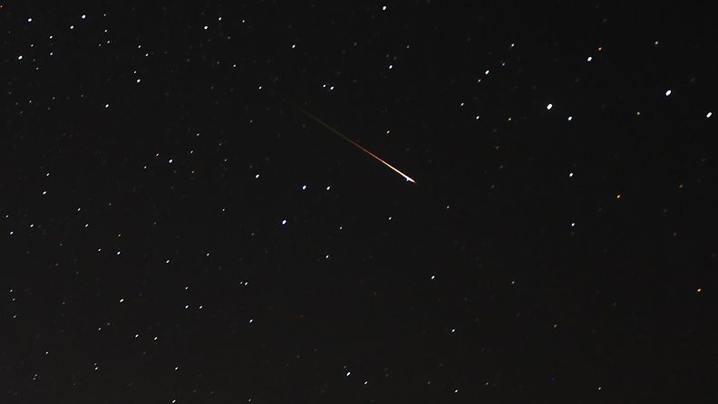 Perseidien meteoriparveen kuuluva tähdenlento vuonna 2012.