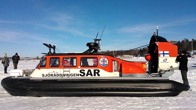  Meripelastusseuran uusi ilmatyynyalus koeajossa meren jäällä Espoossa keskiviikkona 27. maaliskuuta 2013. 