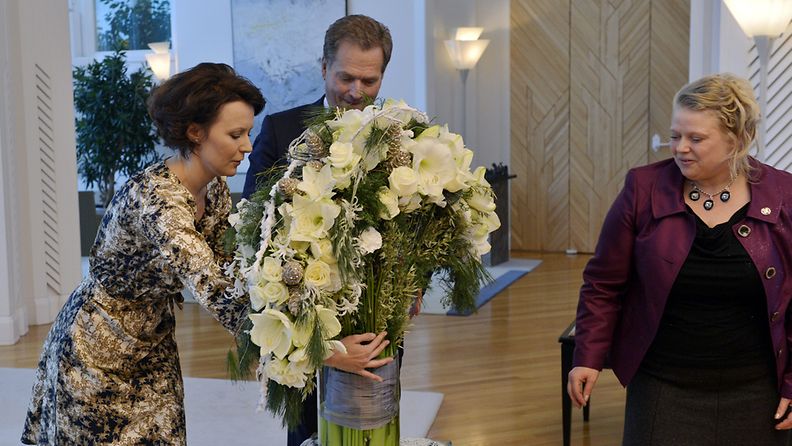 Suomen Kukkakauppiasliitton edustajat toivat joulutervehdyksen ja joulukukan presidentti Sauli Niinistölle ja rouva Jenni Haukiolle Mäntyniemeen 20. joulukuuta 2012.