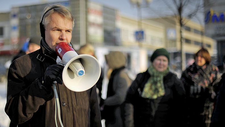 Presidenttiehdokas Pekka Haavisto presidentinvaalikampanjamatkallaan Haminan torilla 3. helmikuuta 2012.
