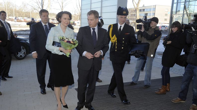 Presidentti Sauli Niinistö puolisonsa Jenni Haukion kanssa vierailulla Salon kaupungintalolla.