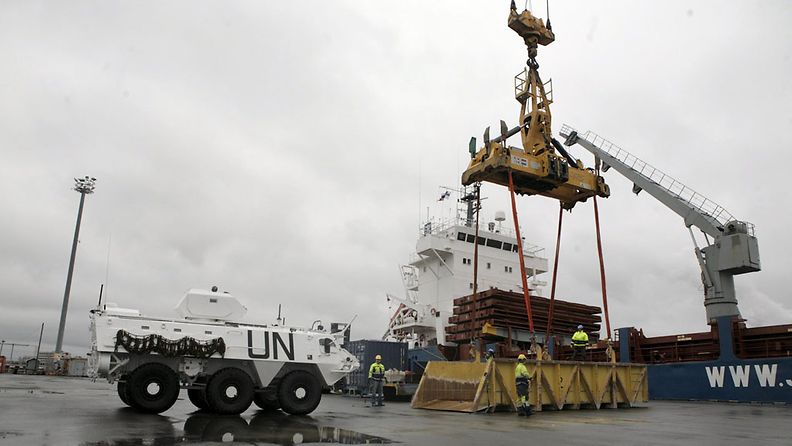 Puolustusvoimien Pasi-miehistönkuljetusalusta lastataan Ocean Bird -laivaan Rauman satamassa 21. huhtikuuta 2012.