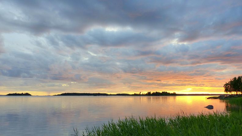 Pilvet ja ilta-aurinko Vaasassa 12. kesäkuuta 2014. Lukijan kuva: Matti Hietala