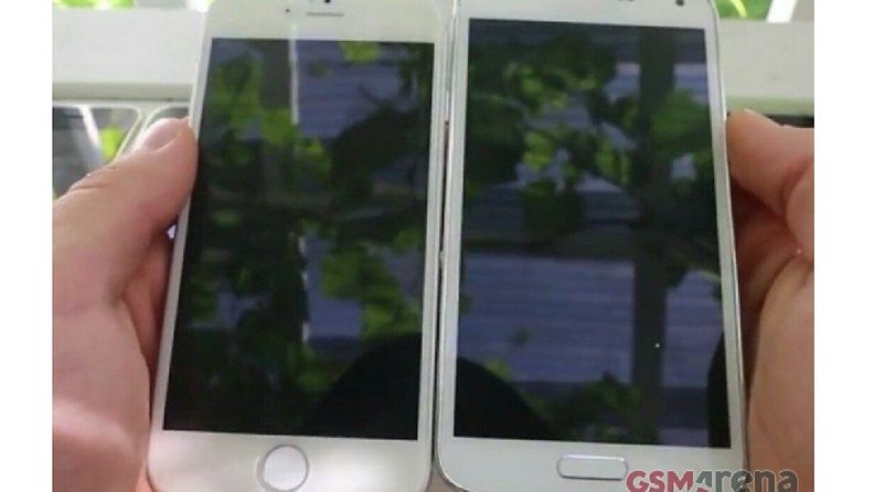 Väitetty vuotokuva iPhone 6 -mallista (vasemmalla) Galaxy S5 -puhelimen vierellä. Kuvakaappaus GSMArena-sivustolta