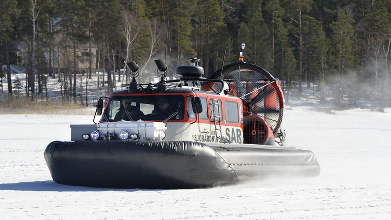  Meripelastusseuran uusi ilmatyynyalus koeajossa meren jäällä Espoossa keskiviikkona 27. maaliskuuta 2013. 