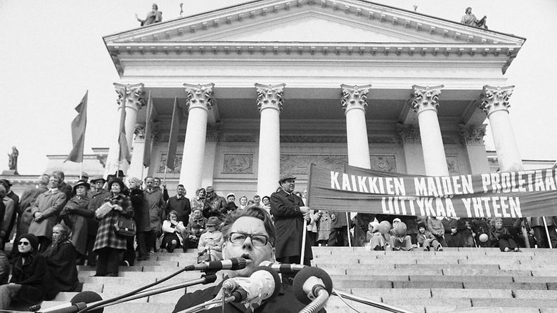 Suomen Kommunistisen Puolueen Taisto Sinisalo pitämässä vappupuhetta Senaatintorilla vuonna 1973.