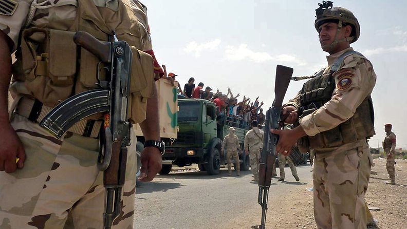 Irakin armeijan rekat kuljettavat vapaaehtoisia taistelijoita Muthannan tukikohtaan Bagdadiin 13.6.2014.