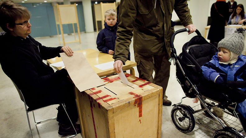 Äänestäjä tiputtaa lipukkeensa presidentinvaalien ensimmäisellä kierroksella Helsingissä 22. tammikuuta 2012.