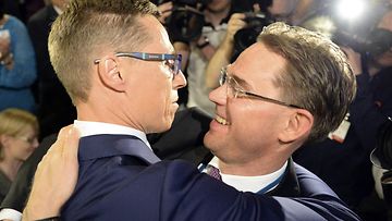 Kokoomuksen puoluekokouksen puolueen uudeksi puheenjohtajaksi valitsema Aleksander Stubb (vas.) saa onnitteluhalauksen väistyvältä puheenjohtajalta Jyrki Kataiselta Lahden Sibeliustalossa 14. kesäkuuta 2014. 