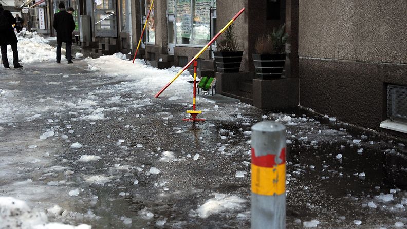 (Mies kuoli jäätyään kerrostalon katolta pudonneen lumen alle iltapäivällä Helsingin Hakaniemessä Viherniemenkadulla 10. tammikuuta 2011.)