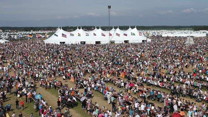 Vanhoillislestadiolaisen herätysliikkeen vuotuinen suuri kesäjuhla suviseurat Lumijoella 2. heinäkuuta 2011. Suviseuroihin oli kokoontunut lauantai-iltana 83 700 seuravierasta. 