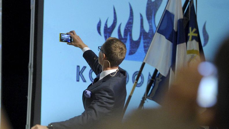 Puheenjohtaja Alexander Stubb otti myös selfien linjapuheensa lopuksi.