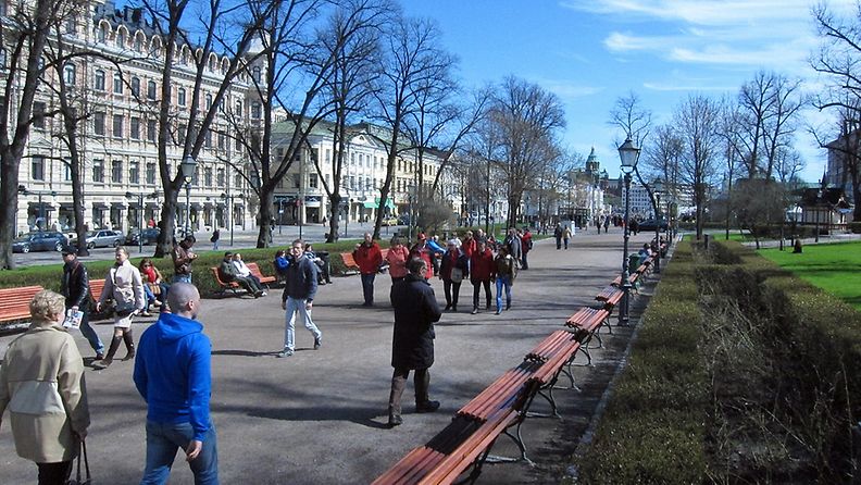 Ihmisiä Esplanadin puistossa Helsingissä 6. toukokuuta.