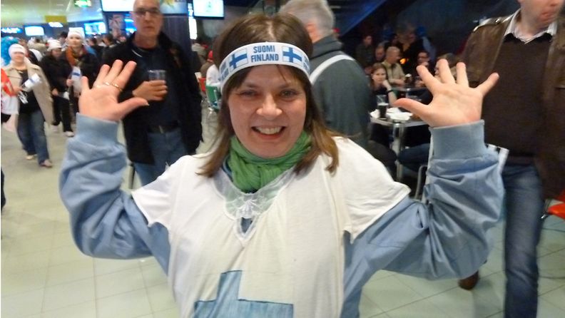 Salla Jättilä Askolasta innostui pukeutumaan Suomen peliä varten.