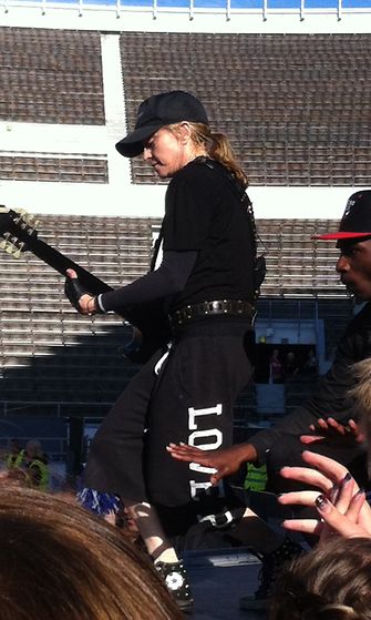 Madonna tekemässä soundchekiä Helsingissä. 