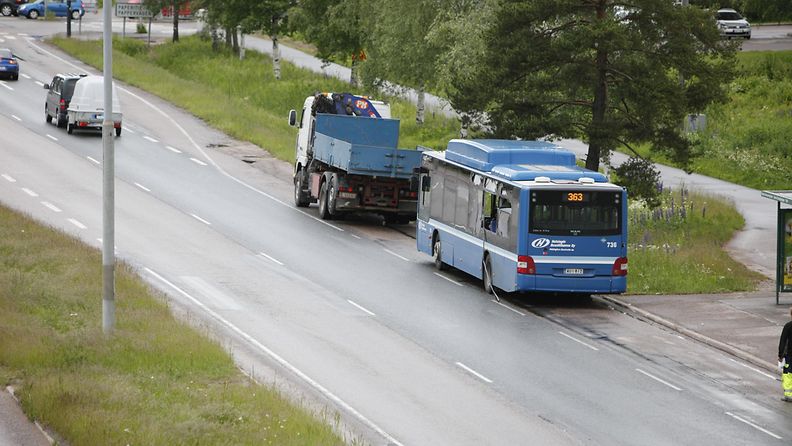 Bussin ikkunoita särkyi kolarissa Helsingissä 16.6.2014. Kuva: Mikko Kukkanen
