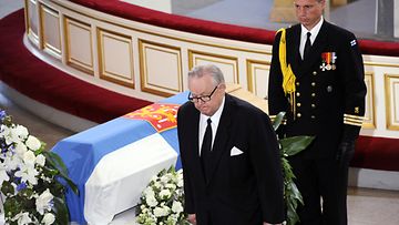 Presidentti Martti Ahtisaari laski seppeleen valtioneuvos Holkerin arkulle.