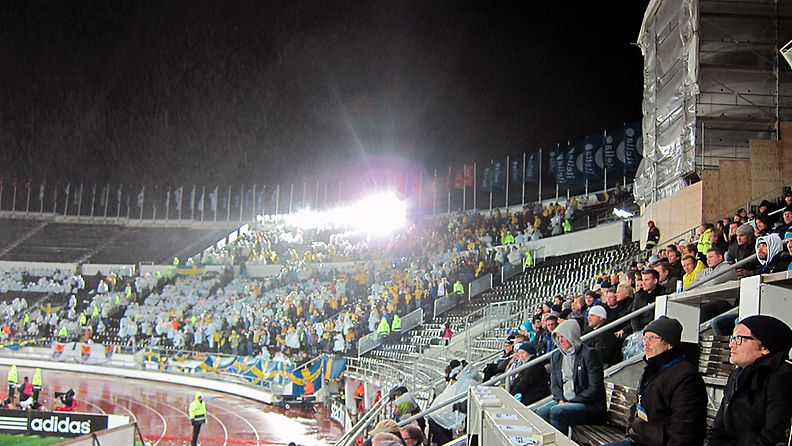 Syysmyrsky iski Olympiastadionille kesken Suomi–Ruotsi-jalkapallo-ottelun. 