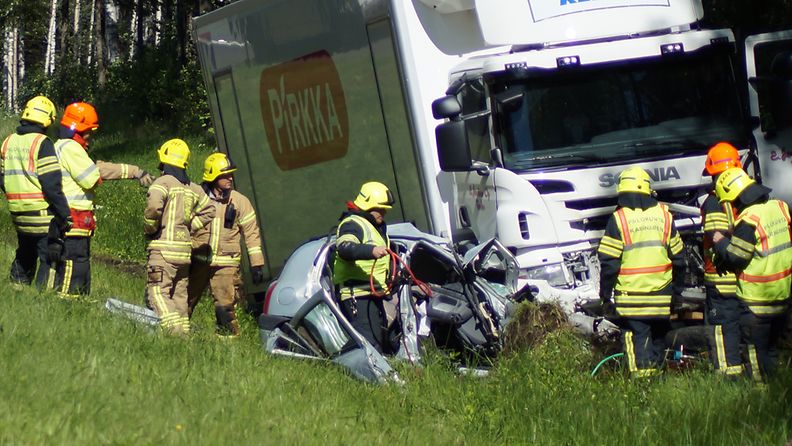 Kaksi henkilöä kuoli kuorma-auton ja henkilöauton kolarissa valtatie 9:llä Pöytyällä Varsinais-Suomessa 17.6.2014.