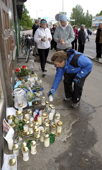 Eilen pyörämarssilaiset saapuivat Riihimäeltä Sateenkaarijuhlasta Hyvinkäälle sytyttämään kynttilöitä Hyvinkään ampumatapauksen uhreille ja väkivaltaa vastaan.
