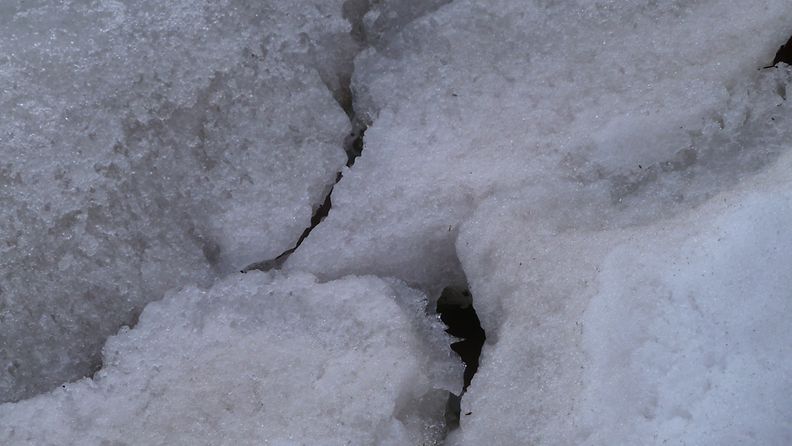 Jäät ovat alkaneet rakoilla Helsingissä. 