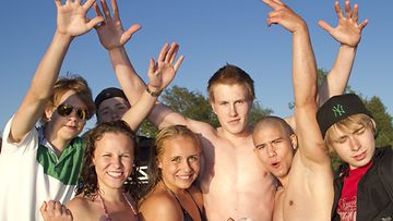 Nuoret juhlivat koulujen päättymistä Hietaniemen hiekkarannalla Helsingissä lauantai-iltana 4. kesäkuuta 2011.  