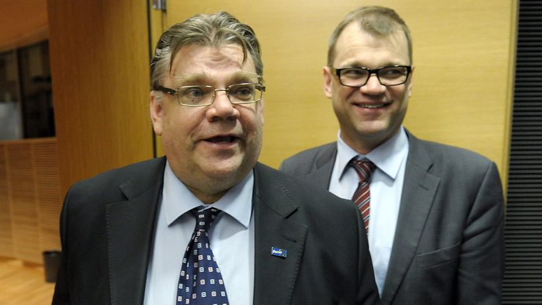 Timo Soini ja Juha Sipilä menossa Suuren valiokunnan kokoukseen eduskunnassa, 19. huhtikuuta 2013. 
