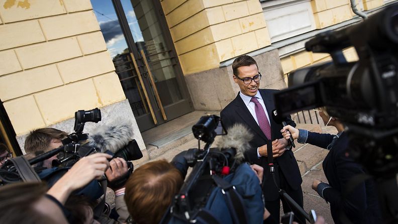 Hallitusneuvottelujen vetäjä Alexander Stubb saapuu kertomaan neuvotteluiden etenemisestä tiedotusvälineille toistamiseen illan aikana valtioneuvoston linnan ulko-oville, Helsingissä 18. kesäkuuta 2014. 