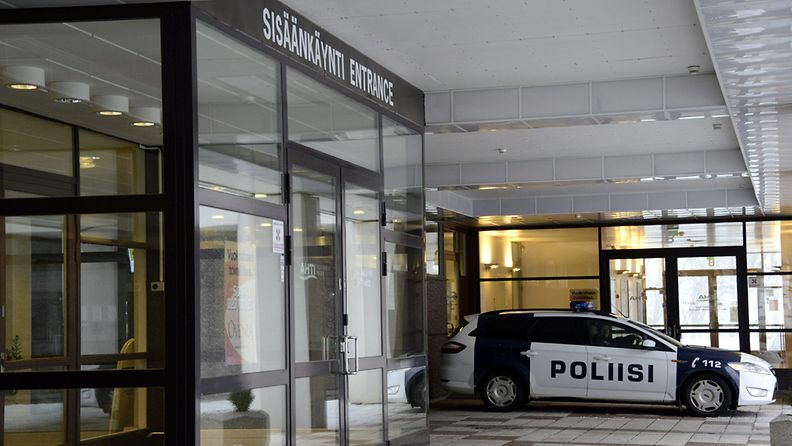 Poliisiauto vartiossa Talvivaaran Espoon toimistorakennuksella 8. maaliskuuta 2013. Toimistorakennuksen aulatiloihin heitettiin savupommi. 