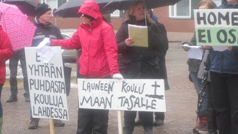 Lahdessa Launeen koulun oppilaiden vanhemmat järjestivät mielenilmauksen Lahden kaupungintalolla 15.4.2013.