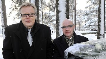 Viihdemoguli Lasse Norres hautajaisissa muusikko Esa Niemisen (oik) kanssa.