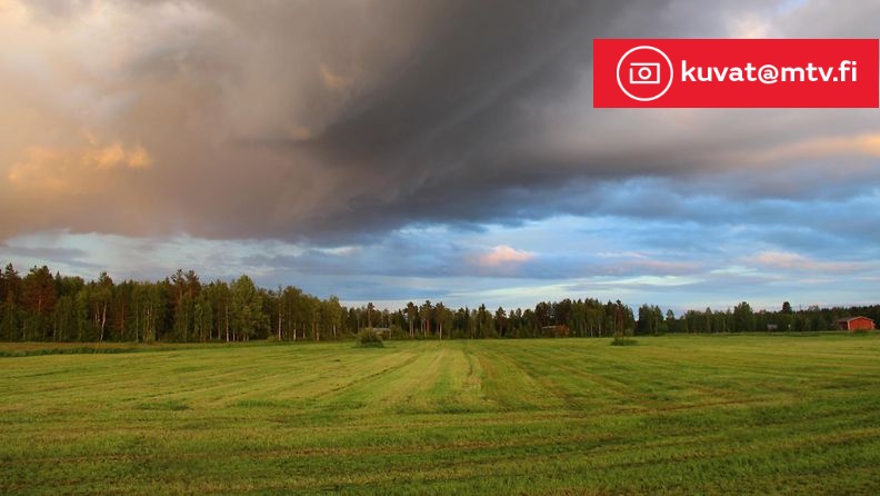 Sadepilviä Utajärvellä 18. kesäkuuta 2014. Lukijan kuva: Sinikka Kujala