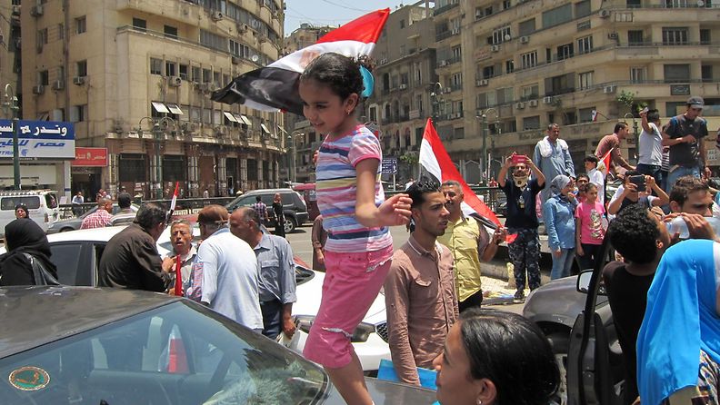 Lasten tuominen mielenosoituksiin ja poliittisiin kokoontumisiin on Egyptissä yleistä, vaikka lailla kiellettyä. 