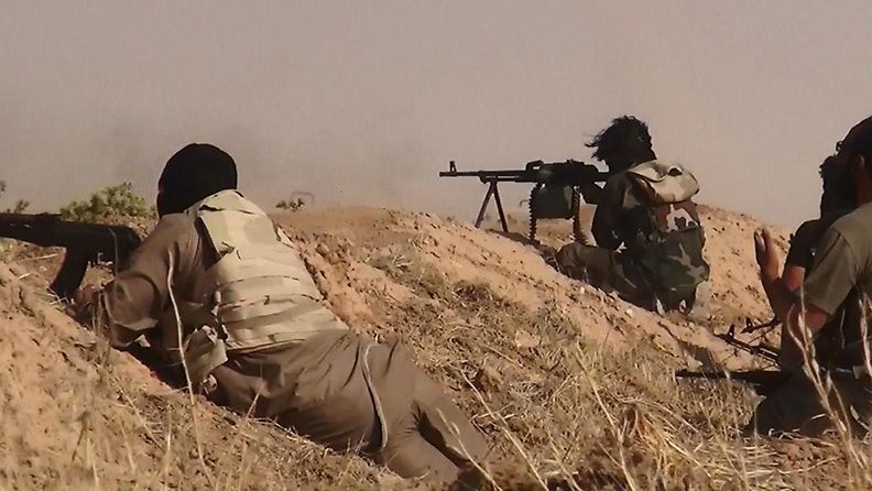 Al-Baraka -nimisen Twitter-tilin julkaisema kuva Isis-taistelijoista, jotka ottavat yhteen Irakin sotilaiden kanssa.