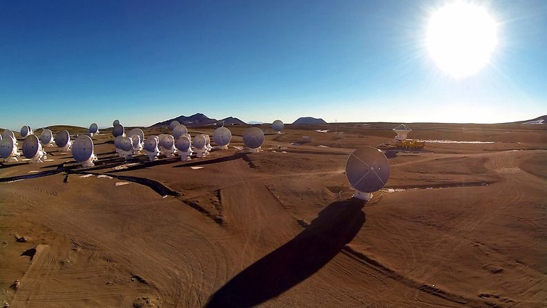 Euroopan eteläinen observatorio (ESO) rakentaa jättiteleskoopin Chilen Atacaman aavikolle, jossa sijaitsee myös kuvassa oleva ALMA-teleskooppi (Atacama Large Millimeter/submillimeter Array).