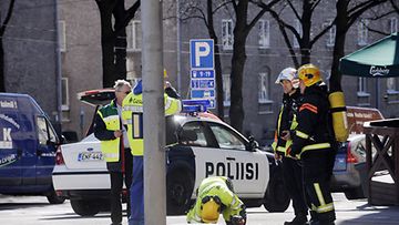 Pelastuslaitos tutkii Sturenkadulla Helsingissä sattuneen räjähdyksen syytä 6. toukokuuta 2010. Syyksi epäillään maakaasuvuotoa.  (Lehtikuva)