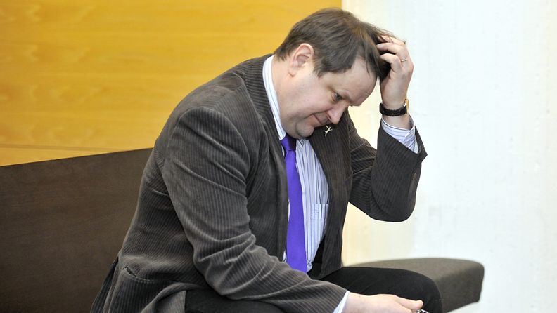 Rovaniemen entinen kaupunginjohtaja Ari Ruotsalainen odottaa oikeudenkäynnin alkua tammikuussa 2012.