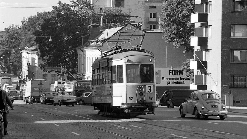 Liikennettä Turussa, viimeisiä ajokuvia ennen raitiovaunuliikenteen lopettamista 31. elokuuta 1972.